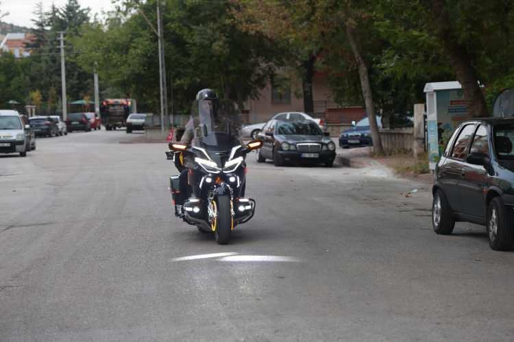 <p>Kasaplargil, motosikletinin bakımlarını yapıp hazırlıklarını tamamladı. Sabah saatlerinde çocuklarını okul servisine bindirip yakınlarıyla vedalaşan Kasaplargil, motosikletinin son kontrollerini yaparak 3 bin 707 kilometrelik yola çıktı.</p>
