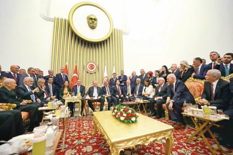 <p><strong>5- GENİŞ AÇIDAN BAKINCA</strong></p>

<p> </p>

<p> </p>

<p>BU fotoğraftaki oturma düzeni, böyle kurgulanmamış.</p>

<p> </p>

<p>Kervan yolda düzülmüş.</p>

<p> </p>

<p>Şöyle ki:</p>

<p> </p>

<p>*</p>

<p> </p>

<p>Öncelikle Erdoğan ve Bahçeli’nin ön planda olduğu bir oturma düzeni temel alınmış.</p>

<p> </p>

<p>Sonra diğer liderler katılınca sandalyeler konarak bu tablo ortaya çıkmış.</p>

<p> </p>

<p>*</p>

<p> </p>

<p>Dikkat!</p>

<p> </p>

<p>- Davutoğlu, Babacan, Sezai Temelli, Mithat Sancar, Pervin Buldan... Sandalyeler konarak yer alıyorlar fotoğrafta.</p>

<p> </p>

<p>- İsmail Kahraman, Numan Kurtulmuş ve Celal Adan... En başta bulundukları yerlerdeler.</p>

<p> </p>

<p>- Erdoğan’ın diğer tarafında ise DEM’in iki eşbaşkanı var. Onlar da sandalyeyle eklemlenmiş.</p>

<p> </p>

<p>- Devlet Bahçeli’nin Erdoğan’ın biraz ilerisine düşmesinin nedeni de sonradan eklemlenen sandalyeler.</p>

<p> </p>

<p>*</p>

<p> </p>

<p>Her neyse...</p>

<p> </p>

<p>Sonuçta geniş açıdan bakınca... Türkiye için hoş bir görüntü çıkıyor ortaya.</p>
