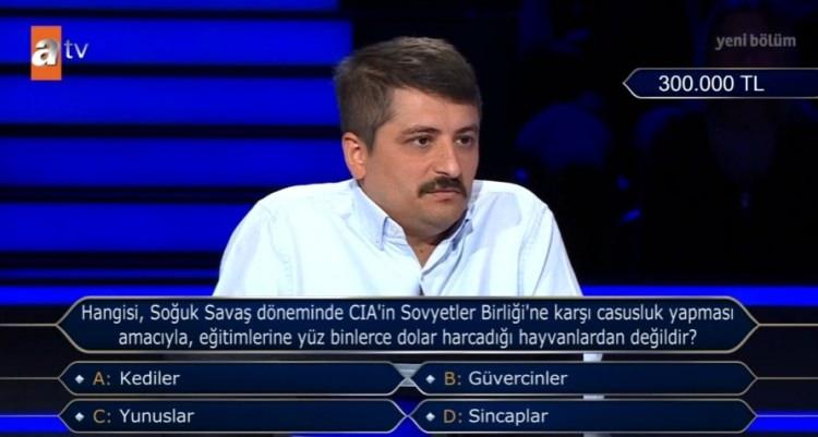 <p><span style="color:#B22222"><strong>300 BİN TL DEĞERİNDEKİ SORU TER DÖKTÜRDÜ</strong></span></p>

<p><strong>İlk soruları kolaylıkla yanıtlayan yarışmacı, 300 bin TL değerindeki soruya ulaşmayı başardı. "Hangisi, Soğuk Savaş döneminde CIA'in Sovyetler Birliği'ne karşı casusluk yapması amacıyla, eğitimlerine tüz binlerce dolar harcadığı hayvanlardan değildir?" sorusu karşısında şaşkınlık yaşayan yarışmacı, bir süre düşündü.</strong></p>
