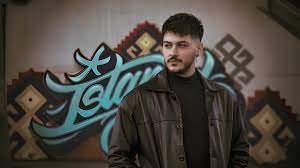 <p><strong>Semicenk'</strong>in herkesi duygulandıran bu konserine dair sosyal medyada çok sayıda <em><span style="color:#800080"><strong>"Arkasına mazlumların bayrağını alıp, göğsünü gere gere konser verecek başka yürekli bir sanatçı var mı? Doğru kişiyi ünlü etmişiz!"</strong></span></em> yorumları yapıldı.</p>