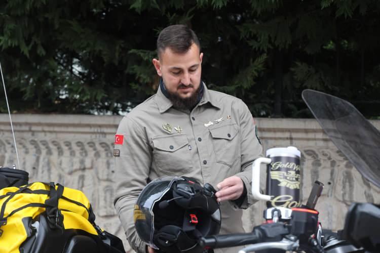 <p>Kasaplargil, "İlk durağımız Medine olacak inşallah. Buradan giderken Adana, Şanlıurfa ve Silopi'ye kadar, oradan da Habur Sınır Kapısından çıkacağız. Daha sonra Erbil, Kuveyt oradan da Medine'ye gideceğiz. Bu yolculuğumuz Konya'dan toplam 3 bin 707 kilometreye tekabül ediyor. Tabii kaç günde varacağımı tahmin edemiyorum. 4 gün diye düşünüyorum fakat çöldeki durumlar, sıcaklık, motosikletin durumu, lastiği, yakıt durumu her şey olabilir. Meşakkatli bir yol, yolcunun işini Allah bilir. Bu bir hayal ama gerçeğe dönüştürüyoruz. Gençlerden gidecek olan olursa kesinlikle erken yaşlarda gitmesini tavsiye ederim. Sürekli motosiklete binen biri olarak binen kardeşlerimizin hedefi varsa erken yaşlarda hedefinden vazgeçmeden yapmalarını isterim" diye konuştu.</p>
