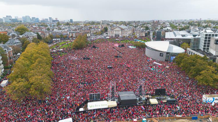 <p><span style="color:rgb(67, 67, 67)">Amsterdam sokaklarında yürüyüş yapan göstericiler, yeniden Müzeler Meydanı'na döndü.</span></p>
