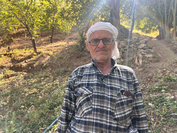 <p>Çocukluğundan beri üzüm üretimiyle uğraştığını söyleyen Çakar, bağların köye yaklaşık 6 kilometre uzaklıkta olduğunu, bu işi babasından öğrendiğini ve yıllardır aynı yöntemle sürdürdüğünü söyledi. </p>