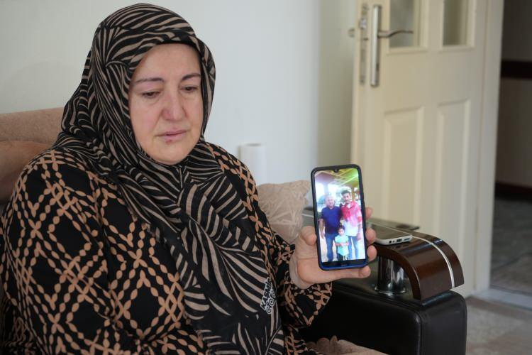 <p><span style="color:#A52A2A"><strong>"GECEMİZ GÜNDÜZÜMÜZ BİR ODLU"</strong></span></p>

<p>Anne Emine Akan, oğlunun sesini son olarak haberlerinin yapılmasının ardından duyabildiklerini, o günden bu yana ise hiçbir haber alamadıklarını şu şekilde anlattı:</p>

<p> </p>

<p><strong>"Yatamıyoruz, gecemiz gündüzümüz bir oldu. Bir anne olarak sesini duymak istiyorum, oğlumu istiyorum. Borcu varsa biz öderiz, arkasındayız. Bir telefon açsın, 'anne ben iyiyim' desin. Gelmek istemiyorsa gelmesin, yeter ki bir sesini duyayım. Ölü olsa da haberim olsun, mezarını göreyim bari."</strong></p>
