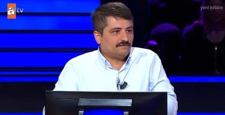 <p><strong>Oktay Kaynarca'nın sunumuyla ekrana gelen yarışmanın son bölümünde yer alan Ümran Bilkay adlı yarışmacı, hem performansı hem de renkli kişiliğiyle sosyal medyaya damga vurdu. 13 yıldır Türk Dili ve Edebiyatı öğretmeni olan ve aynı zamanda kitap yazarlığı da yapan Bilkay, etkileyici şiir yorumuyla dikkat çektiğini belirtti.</strong></p>
