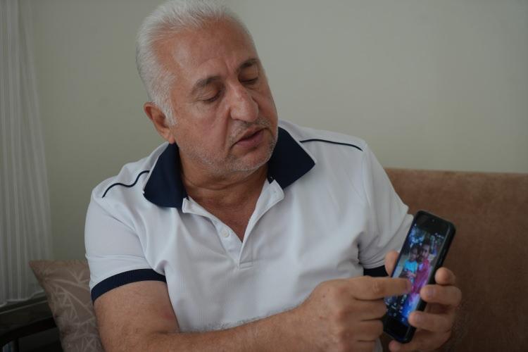<p>Baba İsmail Akan, oğullarının kaybolduğu gün evlerine alacaklıların geldiğini söyleyerek, <strong>"Oğlumun bizimle hiçbir derdi yoktu. Ofiste kalıyordu, kıyafet işi yapıyordu. Kaybolduğu gün alacaklılar geldi, 'Senin oğlundan alacağımız var' dediler. Bizim haberimiz bile yoktu. Ben hep onun borçlarını kapattım. Kimse ulaşamıyor, ne oldu bu çocuğa? Bir buçuk senedir bir mesaj bile atmadı. Artık diyorum ki acaba onu öldürüp bir ormana mı attılar."</strong> şeklinde konuştu. </p>