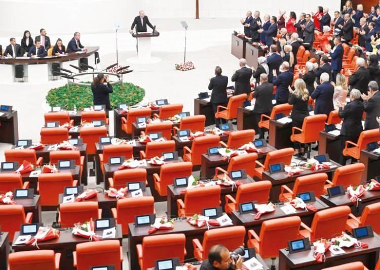 <p><strong>2- CHP’NİN DIŞLANDIĞI BİR MODEL Mİ</strong></p>

<p> </p>

<p> </p>

<p>FOTOĞRAF karelerinde...</p>

<p> </p>

<p>Erdoğan ve Bahçeli var.</p>

<p> </p>

<p>DEM’in ileri gelenleri var.</p>

<p> </p>

<p>Davutoğlu ve Babacan var.</p>

<p> </p>

<p>Yeni Yol ve İYİ Parti var.</p>

<p> </p>

<p>*</p>

<p> </p>

<p>Bir tek CHP yok.</p>

<p> </p>

<p>Buna rağmen...</p>

<p> </p>

<p>“Bu fotoğraflar, CHP’nin dışarıda bırakıldığının kanıtıdır” diyemiyoruz.</p>

<p> </p>

<p>Sonuçta CHP Meclis’e geldi de “Sen kareye giremezsin” denmedi.</p>

<p> </p>

<p>CHP, Meclis’i boykot etmeseydi.</p>

<p> </p>

<p>Muhtemelen Özgür Özel de fotoğraf karelerinde baş köşede yer alacaktı.</p>

<p> </p>

<p>*</p>

<p> </p>

<p>CHP’nin boykot kararı, “CHP dışlanıyor” algısının en büyük nedeni gibi.</p>

<p> </p>

<p>Ben CHP’nin yerinde olsam, daha stratejik davranır, böyle bir algının doğmasının önüne geçerdim.</p>

<p> </p>

<p>CHP sıraları boş kaldı.</p>
