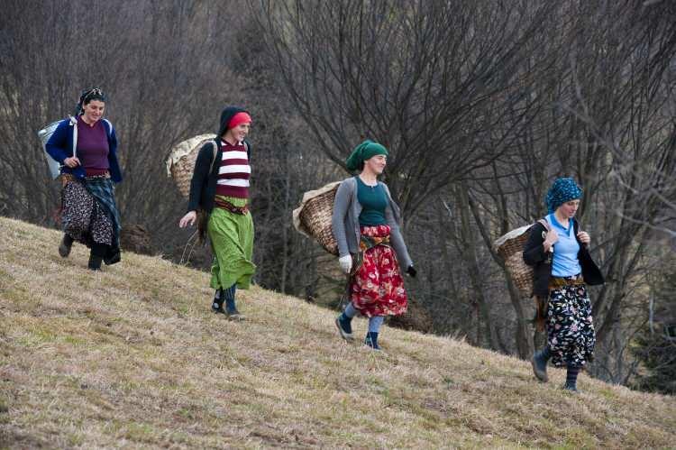 <p>Özlü, Doğu Karadeniz'de hayvan besleme alışkanlığının değiştirilmesi konusunda uyarılarda bulunarak, <strong>"Kişinin çiftçi akciğerine yakalanmaması için olabildiğince otları saklama kültürünün değişmesi gerekiyor. Ege Bölgesi'nde bu hastalığı görmüyoruz. Kuru bir bölge ve samanlar kapalı bir alana saklanıyor. Ot ve samanların kuru ortamlarda saklanması, toprak üzerine konulmaması ve üzerinde naylon örtülmemesi gerekiyor. Bu tarz bir hayvan besleme alışkanlığının değiştirilmesi lazım"</strong> diye konuştu.</p>
