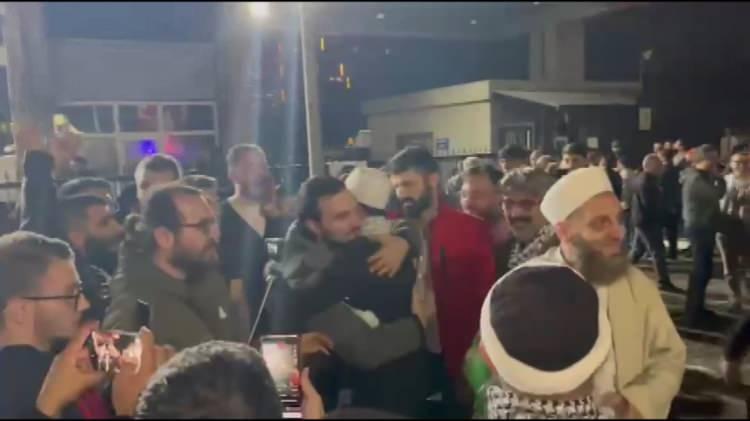 <p>Fiziksel herhangi bir müdahaleleri olmadı. Aşdod Limanı'na geldiğimizde kollarımdan sıkarak beni ittirdiler. Etrafımıza baktığımız anlarda kafamızdan bastırarak bizleri yere baktırdılar. Üzerimizdeki tüm takı ve kişisel eşyaları zorla aldılar." ifadelerini kullandı.</p>
