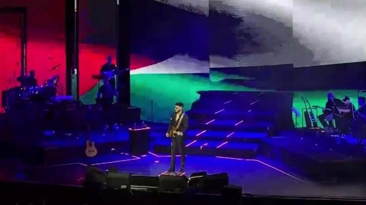 <p>Sanatçı, "<strong>Kerkük Zindanı"</strong> türküsünü <strong>Filistin'</strong>e olan derin desteğini ifade etmek amacıyla seslendirirken, sahnenin arkasındaki dev <strong>LED ekranda dalgalanan Filistin bayrağı</strong> izleyicilere duygusal anlar yaşattı.</p>
