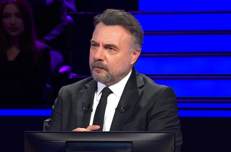 <p><strong>"A- Kel alaka", "B- Kelalaka", "C- Kela laka" ve "D- Ke lalaka" seçenekleri arasında bir süre düşünen yarışmacı, yarı yarıya joker hakkını kullanmak istedi.</strong></p>
