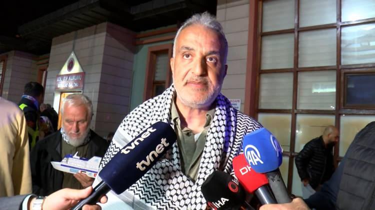 <p>Otobüste, havasız şekilde uzun süre bekletildiklerini söyleyen Snedker, bu sırada bir kadının panik atak geçirdiğini ancak dışarı çıkmasına izin verilmediğini belirtti.</p>
