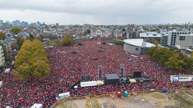 <p>Hollanda<span style="color:rgb(67, 67, 67)">'nın başkenti Amsterdam'da toplanan yaklaşık 250 bin kişi, hükümetin İsrail yanlısı politikasına tepki gösterdi.</span></p>
