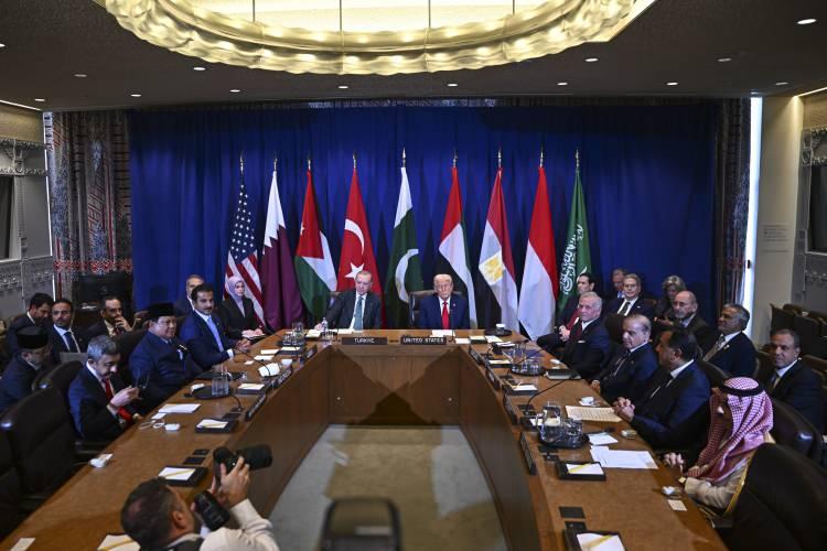 <p><span style="color:#B22222"><strong>"NETANYAHU KENDİ ELİYLE YAKTI, ŞIMDİ İSE BENZİNİ DÖKEREK SÖNDÜRMEYE ÇALIŞIYOR"</strong></span></p>
<p>Yazısını “Netanyahu yangını kendi eliyle yaktı, şimdi ise benzini dökerek söndürmeye çalışıyor.” cümlesiyle bitiren Verter İsrail’in Trump’ın yönlendirmesiyle girdiği bu yolda “diplomatik bir felakete doğru sürüklendiğini” savundu.</p>
