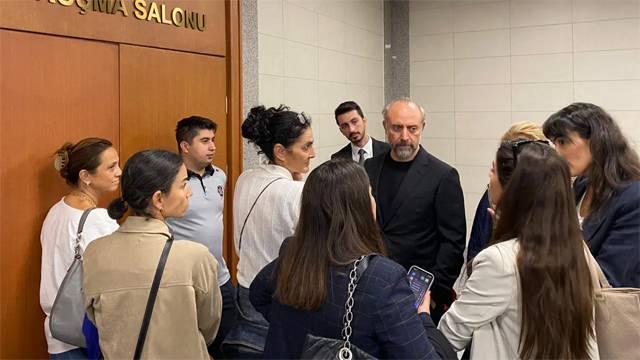 <p>Duruşmada <strong>savunmasını gözyaşlarıyla yapan Ayşe Barım</strong>, <strong>ağır sağlık sorunları yaşadığını</strong> ve <strong>yaşam hakkının elinden alındığını</strong> belirterek, <strong>tutuksuz yargılanma talebini yineledi.</strong></p>

