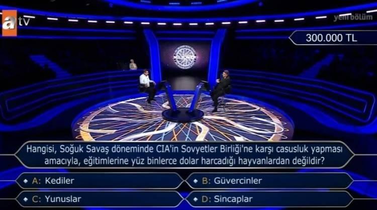 <p><strong>"A-) Kediler", "B-) Güvercinler", "C-) Yunuslar" ve "D-) Sincaplar" seçenekleri arasında kararsız kalan yarışmacı, çift cevap joker hakkını kullanma kararı aldı.</strong></p>
