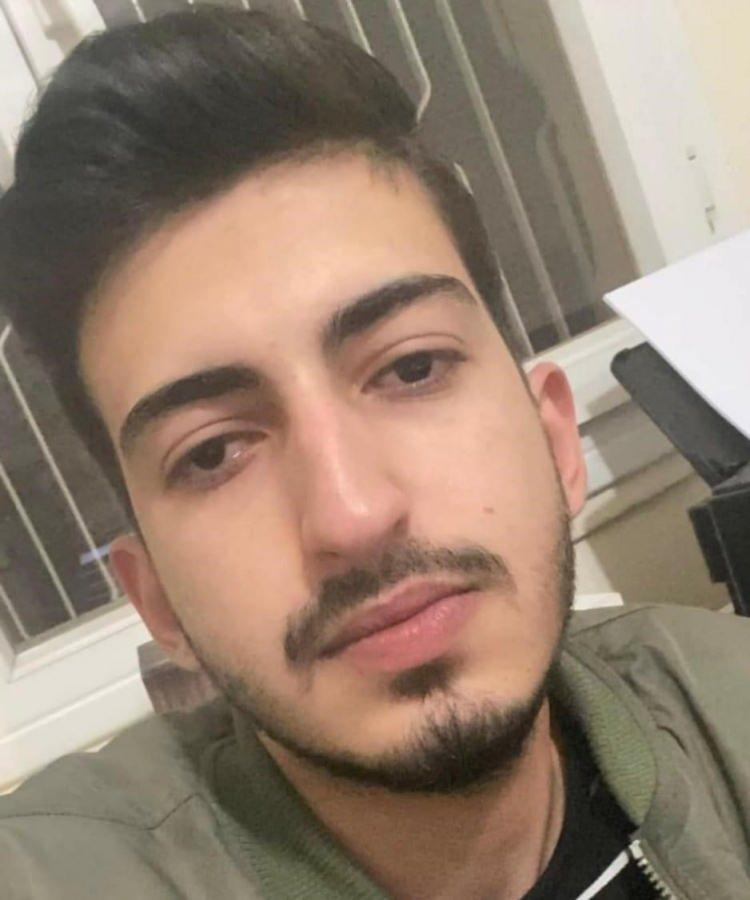 <p>Muhammet Akan, yaklaşık iki buçuk yıl önce arkadaşı A.B. (28) ile Adana'nın Reşatbey Mahallesi'nde giyim mağazası açtı. </p>
