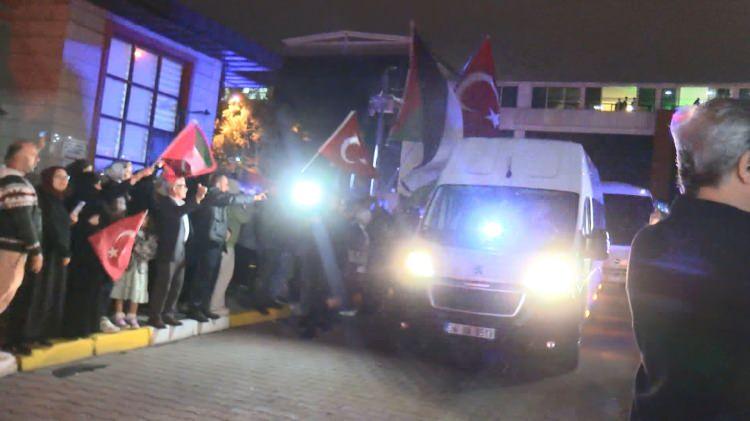 <p>Habraouı ifadesinde, "Gazze'ye insani şekilde yardım götürmek için insani duygularla hareket etmemize rağmen uluslararası hukuk kurallarını çiğneyen ve bizi gasbeden, bize kötü muamele yapan İsrail Devleti'nden, İsrailli yetkililerden, asker ve polislerinden uluslararası hukuk tarafından ceza mahkemelerinde yargılanmaları için davacı ve şikayetçiyim." dedi.</p>
