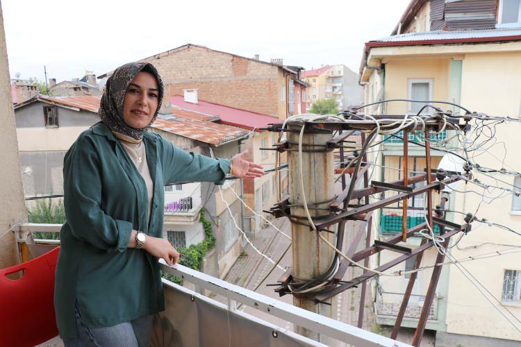 <p>Yaklaşık 20 yıldır mahallede oturan Sevtap Kandur patlama anları saniye saniye kaydederken, ÇEDAŞ'tan çözüm beklediklerini belirtti. </p>

<p> </p>

<p>Kandur, evinin balkonuna rahat bir şekilde çıkamadığını söyleyerek,<strong> "Yağmurdan kaynaklı oluşan şase bir anda kıvılcım oluşturuyor."</strong> dedi.</p>
