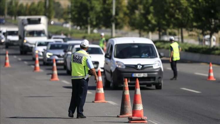 <p>Cankurtaran araçları, yaralı veya acil hasta taşıyan araçlar ile itfaiye ve orman yangınlarıyla mücadele eden araçlara yer açmayan ve gerekiyorsa durmayan sürücülere 46 bin lira idari para cezası verilecek ve sürücü belgeleri 30 gün süreyle geri alınacak.</p>