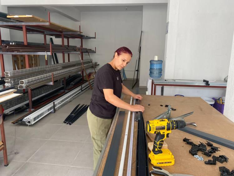 <p>Sineklik ve perde işinde adeta usta olan azimli kadın, bir yandan eşinin eleman sıkıntısını gidermenin bir yandan da evine birlikte ekmek götürmenin mutluluğunu yaşadı.</p>
