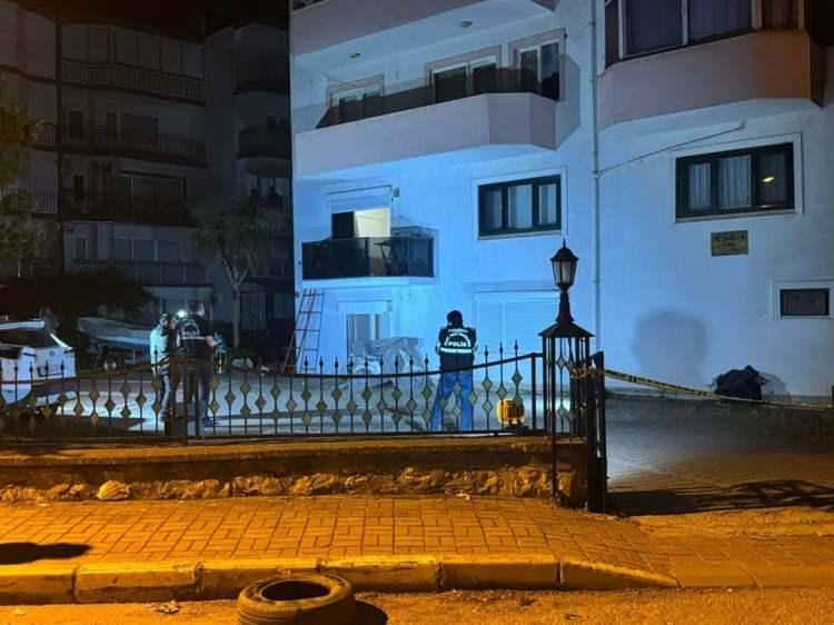 <p>İddiaya göre, Burak İnci, uzaklaştırma kararına rağmen görüşmeye devam ettiği Dilruba Elif Çetin'in oturduğu Zeytinli Mahallesi Kurbağalı mevkisindeki sitenin 1'inci katındaki evine gitti. </p>
