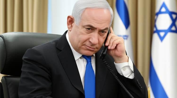 <p><span style="color:#B22222"><strong>ÖZÜR OLAĞANÜSTÜ AYRINTILARLA SERVİS EDİLDİ</strong></span></p>

<p>Verter, Beyaz Saray’ın Netanyahu’nun özrünü olağandışı ayrıntılarla kamuoyuna duyurduğunu ve hemen ardından Trump’ın Katar Emiri ile birlikte çekilmiş fotoğrafını yayımladığını belirtti.</p>
