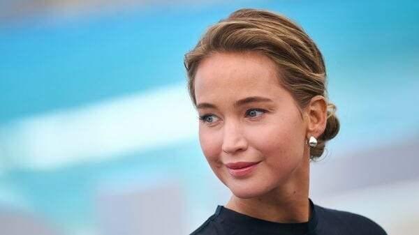 <p><span style="color:#B22222"><strong>JENNIFER LAWRENCE: GAZZE'DE YAŞANANLAR BİR SOYKIRIMDAN FARKSIZ VE KABUL EDİLEMEZ</strong></span></p>

<p> </p>

<p>İsrail'in Gazze'deki katliamları sorulduğunda, bu konudan devamlı uzak duran Lawrence şu yanıtı verdi: <strong>"Dehşete düştüm. İnsanın içini acıtıyor. Olanlar, adı soyadı bir soykırımdır ve bu korkunç bir durum."</strong></p>
