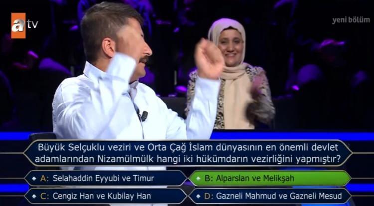 <p><strong>Milyoner'e annesi ile geldiğini söyleyen Bilkay, hedefinin büyük ödül olduğunu söyledi ve yarışmaya iddialı bir başlangıç yaptı.</strong></p>
