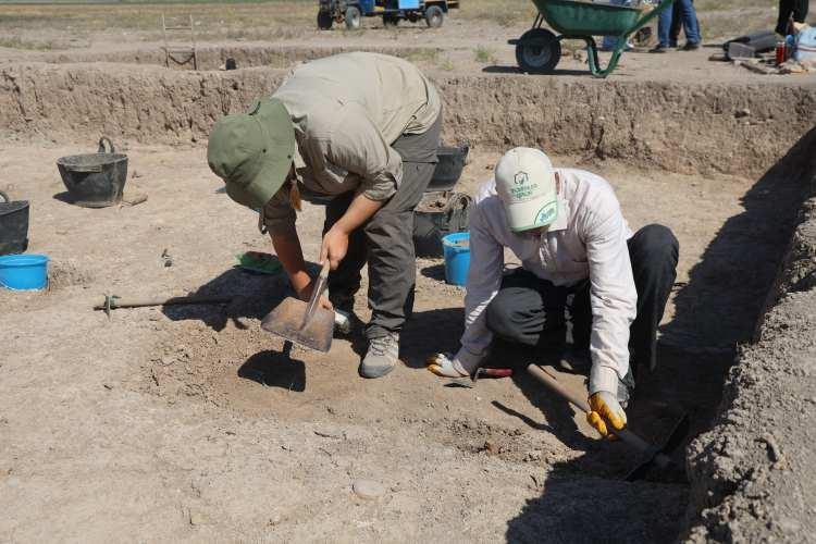 <p><span style="color:rgb(51, 51, 51)">Bölgede yürütülen çalışmalar hakkında bilgi veren Dr. Rana Özbal, "Tell Kurdu Höyüğünde kazı çalışmaları 2022 yılında Kültür ve Turizm Bakanlığı izniyle başladı. Cumhurbaşkanlığının onayıyla üçüncü nesil olarak kazı çalışmalarını yürütüyoruz. Burası daha önce 1930'lu ve 1990'yılının ortalarında kazılmıştı. Ben de üçüncü nesil olarak yapılan çalışmaların başındayım. Tarih öncesi dönemleri özelliklede M.Ö. 5 ila 6 bin yıl öncesini araştırmaktayız. Ayak izleri bu yılki kazılarımızda gün yüzüne çıktı. Bu ayak izlerinden ilk önce birini bulduk ve aynı dolgu içerisinde 5 farklı ayak izi olduğunu tespit ettik. Ayak izleri, çamur ve su birikintilerine maruz kalmış toprak dokusu içinde keşfedildi. O tabakanın günümüzden 7 bin 200 yıl öncesine ait olduğu radyokarbon tarihlemeyle tespit ettik. Bunların hepsinin 3 boyutlu taramalarını yaptık. Ayak izlerinden bir tanesi 38 numara ebadında diğeri daha büyüktü. Öğrencilik yıllarım Hatay'da geçti. Doktora tezimi de bu höyüğün üzerine yazdım. Hatay'da yıllar sonra tekrar kazı yapma imkanı buldum. Böyle bir şey bulmakta gerçekten onur ve gurur verici oldu. Burayı da dikkatli kazıyoruz ve bulmuş olmak gerçekten mutluluk vericiydi. Bu sene Temmuz ayında başlayan kazilarımız bir kaç hafta daha devam edecek. Burada ‘Geç Neolitik' dediğimiz, insanlığın yerleşik hayata geçtiği dönemin son dönemleri ve ‘Erken Kalkolitik' ise devletleşmeye gidilen dönemlerin ilk aşamalarını araştırmaktayız. İnşallah daha güzel şeyler de çıkacak" ifadelerini kullandı.</span></p>
