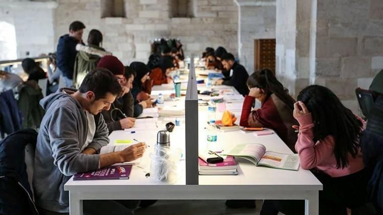 <p><strong>"AKTS İLE GÖZDEN GEÇİRİLMELİ"</strong><br />
<br />
Dört yılda mezuniyet için gerekli 240 AKTS'nin yeniden ele alınmasına ihtiyaç olduğunu kaydeden Özvar, Avrupa'da 180 kredi ile mezun olunabildiğina işaret etti.</p>
