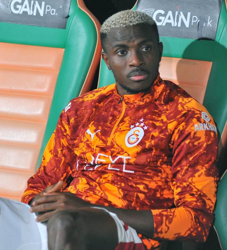 <p>Dünyaca ünlü eski futbolcu ve spor yorumcusu Gary Lineker, sarı-kırmızılıların yıldızı Osimhen'le ilgili dikkat çeken yorumlarda bulundu.</p>
