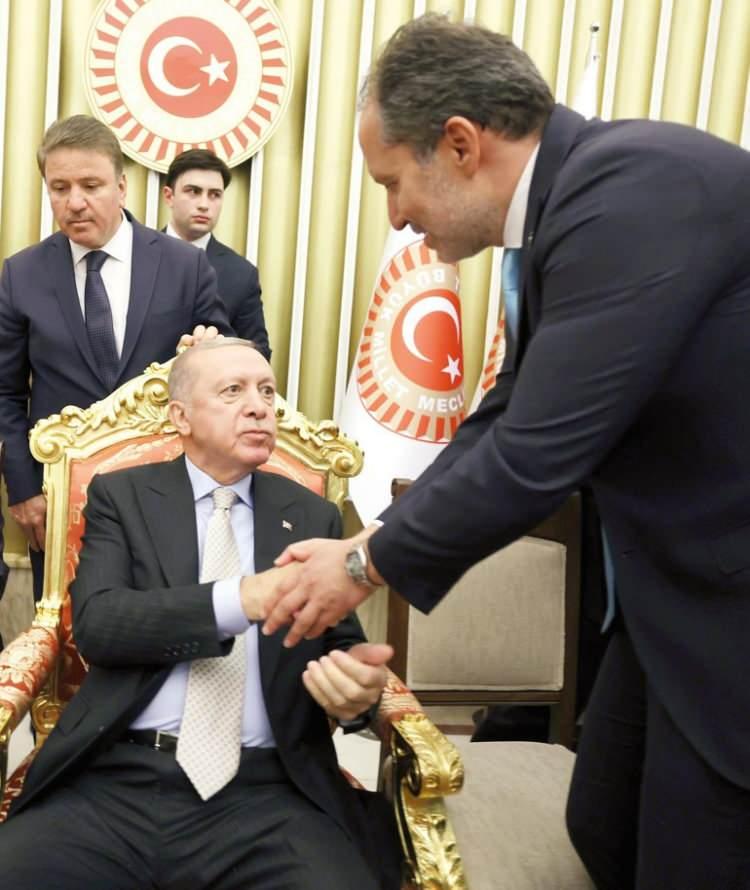 <p><strong>7- ŞU KADERİN CİLVESİNE BAKIN HELE</strong></p>

<p> </p>

<p> </p>

<p>NECMETTİN Erbakan Hocamızın müthiş bir karizması vardı.</p>

<p> </p>

<p>O oturur, onunla tokalaşmak isteyenler de hafifçe eğilip elini sıkarlardı.</p>

<p> </p>

<p>*</p>

<p> </p>

<p>Bu fotoğraf karesinde ise şöyle bir durum var:</p>

<p> </p>

<p>*</p>

<p> </p>

<p>- Rahmetli Erbakan Hocamızın yerini Recep Tayyip Erdoğan almış gibi.</p>

<p> </p>

<p>- Erbakan Hocamızla tokalaşmak için eğilenlerin yerini ise Fatih Erbakan almış gibi.</p>

<p> </p>

<p>*</p>

<p> </p>

<p>Kaderin cilvesi bu değilse nedir a dostlar?</p>
