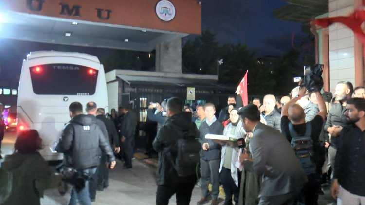 <p>10 kişilik bir koğuşta, herhangi bir yakınımıza ya da hukuki desteğe ulaşmamızı engellediler. 3 gün kaldıktan sonra Eilat Havalimanına cezaevi arabalarıyla götürdüler. Havalimanında pasaportlarımızı verdiler ve Türkiye'ye gönderdiler." ifadelerini kullandı.</p>
