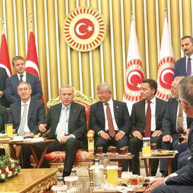 <p><strong>3- FOTOĞRAFLARDAKİ KARİZMA ETKİSİ</strong></p>

<p> </p>

<p> </p>

<p>KİM ne derse desin Erdoğan’ın fotoğraf karelerine de yansıyan bir karizması var.</p>

<p> </p>

<p>Putin’le bir araya geldiğinde de Trump’la bir araya geldiğinde de bunu görüyoruz.</p>

<p> </p>

<p>*</p>

<p> </p>

<p>“Davutoğlu çok ezik duruyordu, Babacan süper mahcuptu, DEM’liler hayran hayran bakıyordu” diyenler var.</p>

<p> </p>

<p>Fotoğraf karelerinde ortaya çıkan bu algıda Erdoğan’ın meşhur karizmasının oynadığı rolü hiç yabana atmamak gerekir.</p>

<p> </p>

<p>*</p>

<p> </p>

<p>Bulunduğu ortamı domine eden, dikkatleri üzerine çeken, anında merkezi konuma geçebilen bir yapısı var Erdoğan’ın.</p>

<p> </p>

<p>Hiçbir yapay poz verme gayreti içine girmese de fotoğraflarda her zaman süper klas duruyor Erdoğan.</p>

<p> </p>

<p>Allah vergisi bir şey bu.</p>

<p> </p>

<p>*</p>

<p> </p>

<p>Bu nedenle fotoğraf karelerinde Erdoğan’ın doğal çekim alanına girmiş gibi gözüken siyasetçileri pek de fazla dile dolamasak iyi ederiz diye düşünüyorum.</p>
