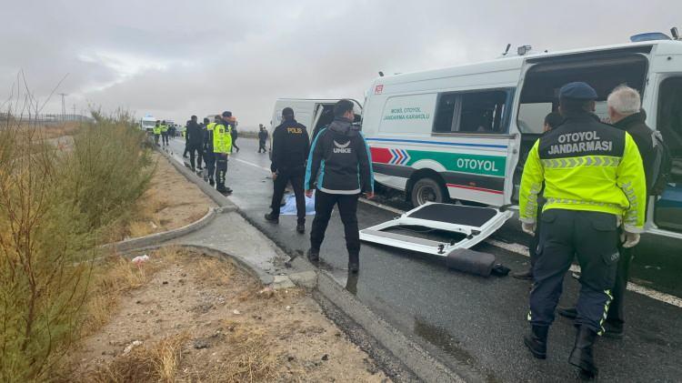 <p>Yaralılar, ambulanslarla Aksaray Eğitim ve Araştırma Hastanesi’ne kaldırıldı.</p>

