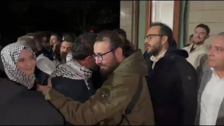 <p>Tuvalete gitmelerine müsaade edildiğini kaydeden Snedker, "Ancak bize yemek vermediler. Battaniye gibi ihtiyacımız olan eşyalardan verilmedi. Gemide benim kaptan olduğum düşünüldüğü için bana karşı sözlü tacizde bulundular.</p>
