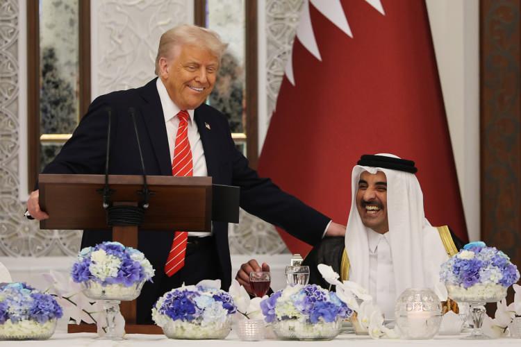 <p><span style="color:#B22222"><strong>TRUMP'IN KARARNAMESİ: KATAR'A SALDIRI ABD'YE SALDIRIDIR</strong></span></p>

<p>Haaretz yazısında, olayların ABD’nin Katar’ı savunma altına alan “olağanüstü bir başkanlık kararnamesiyle” sonuçlandığı vurgulandı. Söz konusu kararnameyle Washington, Katar’a yönelik herhangi bir silahlı saldırıyı “ABD’nin barış ve güvenliğine tehdit” sayacağını ve gerekirse askeri önlemler alacağını ilan etti. Katar'a yönelik dış saldırıların devam eden tehditleri hatırlatılan kararnamede, "ABD'nin politikası, Katar'ın güvenliğini ve toprak bütünlüğünü dış saldırılara karşı garanti altına almaktır." ifadelerine yer verilmişti.</p>
