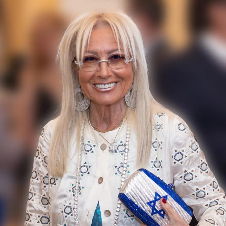 <p><span style="color:#B22222"><strong>26- MİRİAM ADELSON</strong></span></p>
