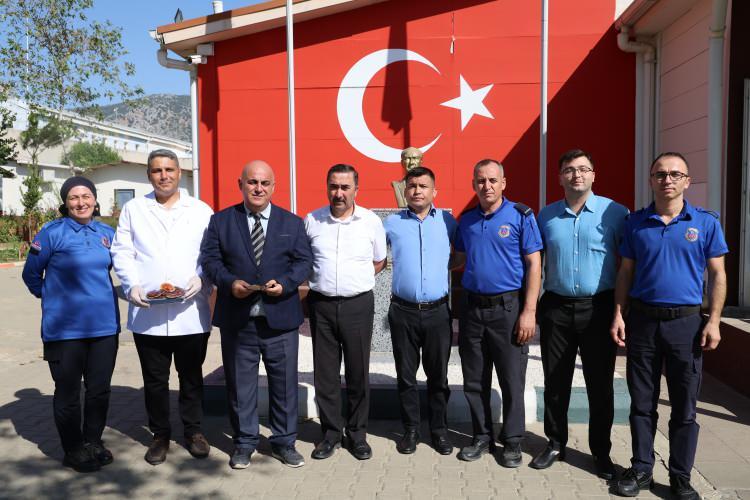 <p>Hasadı da hükümlüler ile birlikte kurumun yönetimi birlikte gerçekleştirdi. </p>
