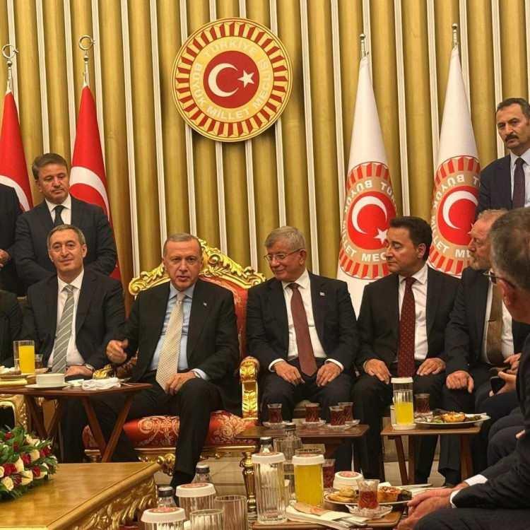 <p>TBMM Tören Salonu'ndaki resepsiyona, Cumhurbaşkanı Recep Tayyip Erdoğan’ın yanı sıra Adalet Bakanı Yılmaz Tunç, MHP Genel Başkanı Devlet Bahçeli, Gelecek Partisi Genel Başkanı Ahmet Davutoğlu, DEVA Partisi Genel Başkanı Ali Babacan, HÜDA PAR Genel Başkanı Zekeriya Yapıcıoğlu, partilerin grup başkanvekilleri, milletvekilleri, bürokratlar, yabancı misyon temsilcileri, sivil toplum kuruluşu temsilcileri, sporcular, sanatçılar, çok sayıda davetli katıldı.</p>
