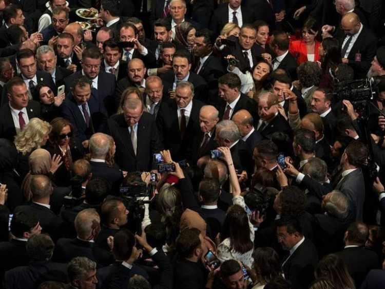 <p>Cumhurbaşkanı Erdoğan burada, DEM Parti Eş Genel Başkanı Tuncer Bakırhan ve İmralı Heyeti Üyesi Mithat Sancar ile sohbet etti. Cumhurbaşkanı Erdoğan, MHP Genel Başkanı Devlet Bahçeli ile sohbet etti.</p>
