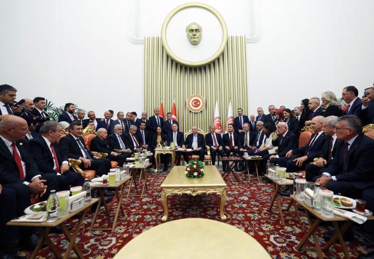 <p><span style="color:rgb(165, 42, 42)"><strong>CUMHURBAŞKANI ERDOĞAN, LİDERLERLE BİR ARAYA GELDİ</strong></span></p>

<p>Cumhurbaşkanı Erdoğan Mermerli Salon’da, TBMM Başkanı Numan Kurtulmuş, MHP Genel Başkanı Devlet Bahçeli, BBP Genel Başkanı Mustafa Destici ve HÜDAPAR Genel Başkanı Zekeriya Yapıcıoğlu ile de bir araya geldi. DEM Parti Eş Genel Başkanı Tuncer Bakırhan ve Tülay Hatimoğulları ile İmralı heyeti üyesi Mithat Sancar da Cumhurbaşkanı Erdoğan’ın bulunduğu salona girerek görüşmeye katıldı.</p>
