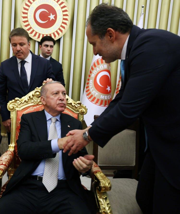 <p>Erdoğan, Yeniden Refah Partisi Genel Başkanı Fatih Erbakan ve Gelecek Partisi Genel Başkanı Ahmet Davutoğlu ile sohbet etti.</p>
