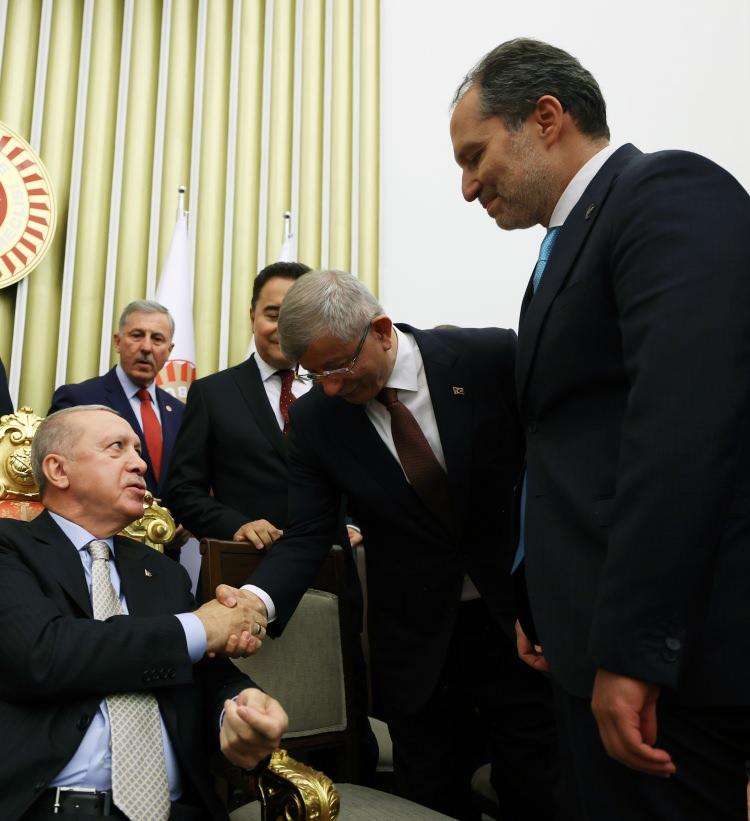 <p>Erdoğan, DEVA Partisi Genel Başkanı Ali Babacan ve Gelecek Partisi Genel Başkanı Ahmet Davutoğlu ile sohbet etti.</p>
