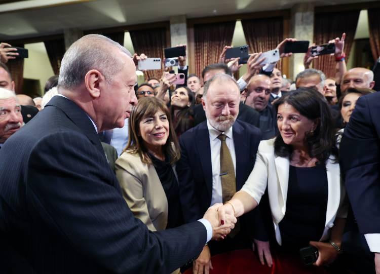 <p>Erdoğan, DEM Parti Eş Genel Başkanları Tuncer Bakırhan ve Tülay Hatimoğulları Oruç, TBMM Başkanvekili ve Van Milletvekili Pervin Buldan ile selamlaştı.</p>
