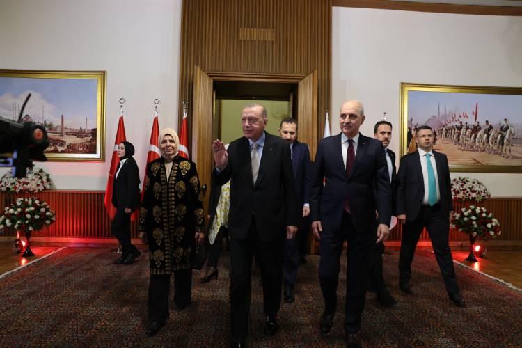 <p>Cumhurbaşkanı Recep Tayyip Erdoğan, Meclis'e gelişinde TBMM Başkanvekili Celal Adan tarafından resmi törenle karşılandı.</p>
