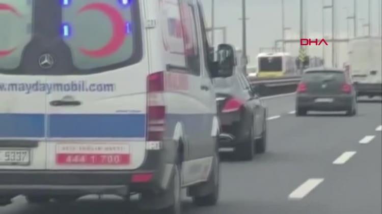 <p>YÜK VE YOLCU TAŞIMADA YENİ ZORUNLULUK<br />
<br />
Yük taşımada kullanılan ve azami yüklü ağırlığı 3 bin 500 kilogramdan fazla olan motorlu taşıtlar ile yolcu taşımacılığı faaliyetlerinde kullanılan ve sürücüsü dahil oturma yeri 17'den fazla olan motorlu taşıtlarda takograf, taksi hizmeti veren otomobillerde de taksimetre bulundurulması, kullanılması zorunlu olacak.</p>