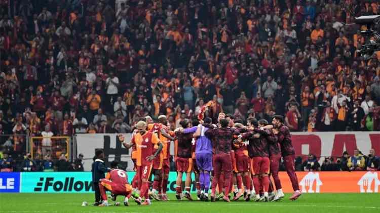 <p>Yapay zeka, Beşiktaş derbisinde atmosferin yine oldukça şiddetli olacağını, Galatasaray'ın da seyircisinin desteği ile maçı koparacağını vurguladı.</p>
