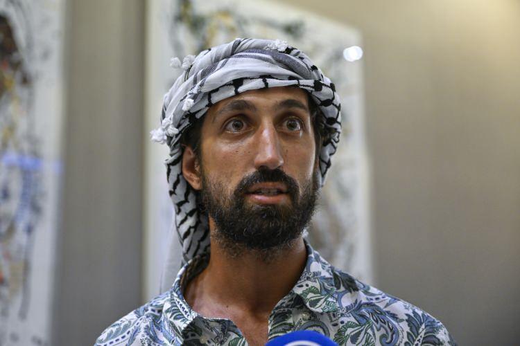 <p><strong>'ELLERİMİZ VE GÖZLERİMİZ BAĞLI 20 SAAT BEKLEDİK'</strong></p>

<p><br />
Aktivistlerden Tunuslu Abdallah Messaoudı ifadesinde, İsrail askerlerinin yaklaşık 24 saat kendilerini ablukaya alarak gemide beklettiklerini söyledi.</p>

<p>Bu esnada gemide bulunan herkesin ellerini kelepçeleyip neredeyse üst üste koyduklarını kaydeden Messaoudı, "Başımızda silahlı askerler bekliyordu. Bu esnada tuvalet ve yemek gibi insani ihtiyaçlarımızı karşılamamıza izin vermediler. Daha sonra İsrail askerleri silah zoruyla bizi gemiden çıkararak İsrail'de bulunan göçmen merkezine götürdüler. Bizi gemiden çıkardıkları esnada geminin üzerinde dronlarla sürekli görüntü alıyorlardı. Göç merkezinden sonra bizi açık bir alana götürdüler. Ellerimizi ve gözlerimizi bağladılar. Yaklaşık 20 saat boyunca bu şekilde bekledik. Bu süreçte tuvalet, yemek gibi insani ihtiyaçlarımızın hiçbiri karşılanmadı." ifadelerini kullandı.</p>
